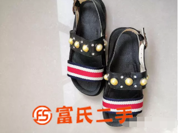 露趾一字扣带珍珠水钻女凉鞋