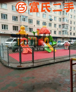幼儿园大型滑梯，还有桌椅床一
