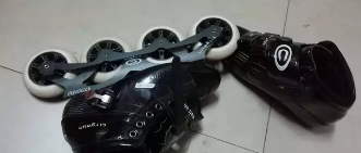速滑鞋出售  300元