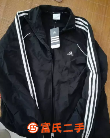 转让阿迪达斯全新外套正品一件，货号E69411