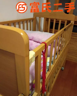 卖婴儿床  200元