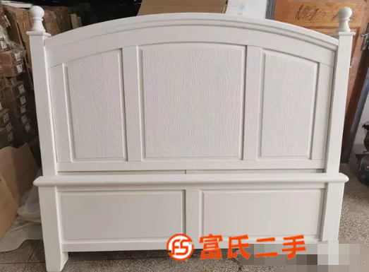 实木床家具展厅全部*低价处理.实木床板材的价格