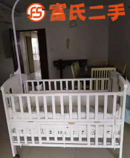 品牌“好孩子”实木床130*70带轮子  500元