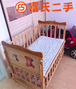 实木婴儿床  300元
