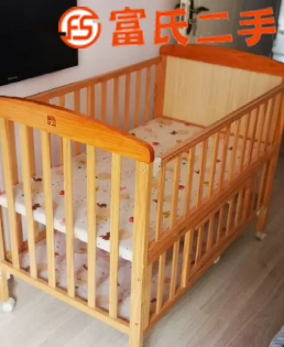 卖婴儿床  210元