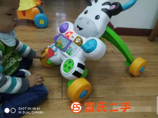 儿童学步车。