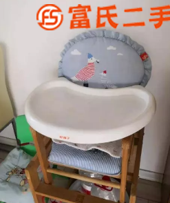 出售儿童床 上面带摇篮 还有一餐椅  400元