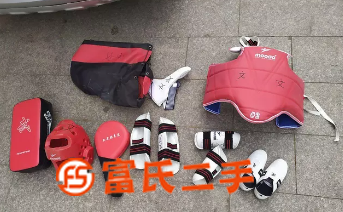 跆拳道全套装备。  40元