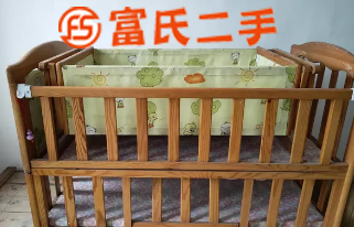 实木婴儿床  80元