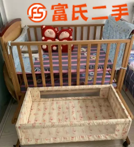 出售实木婴儿床  130元