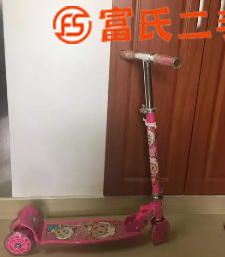 八成新的儿童滑板车50元转让