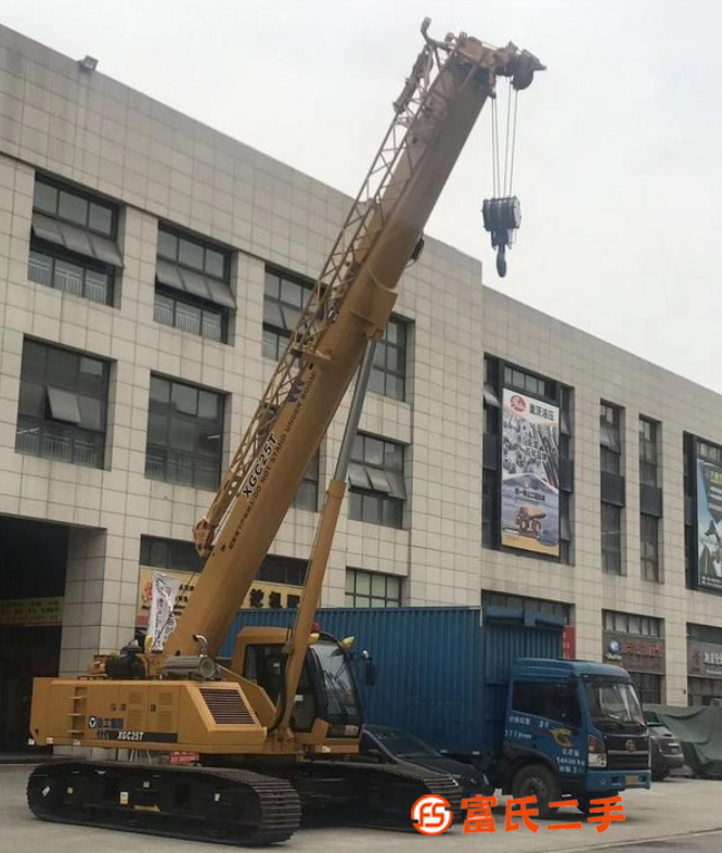 高价收购25吨伸缩臂履带吊一台